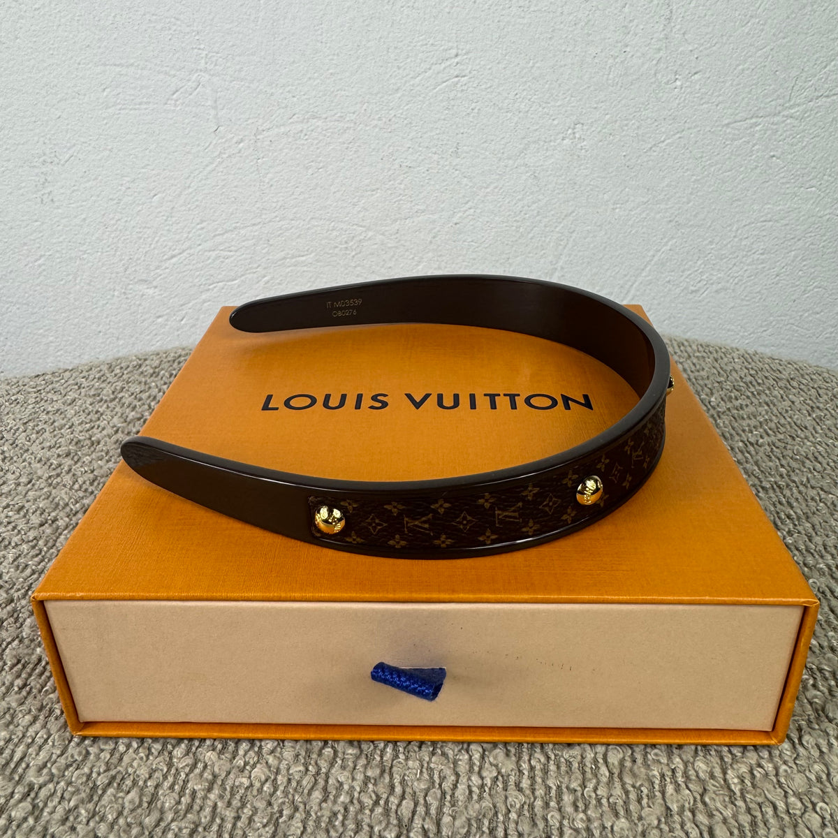 Louis Vuitton MNG Resin Haarreif – Monogram mit goldfarbenen Details