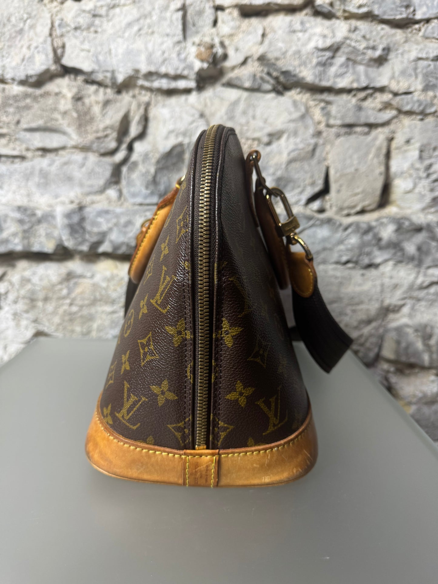Louis Vuitton Alma Monogram mit Trageriemen