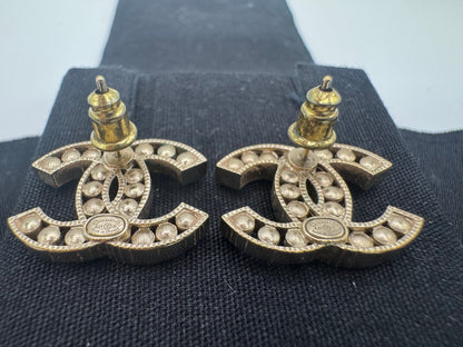 CHANEL CC Ohrringe Goldton mit Perlen Logo Ohrstecker