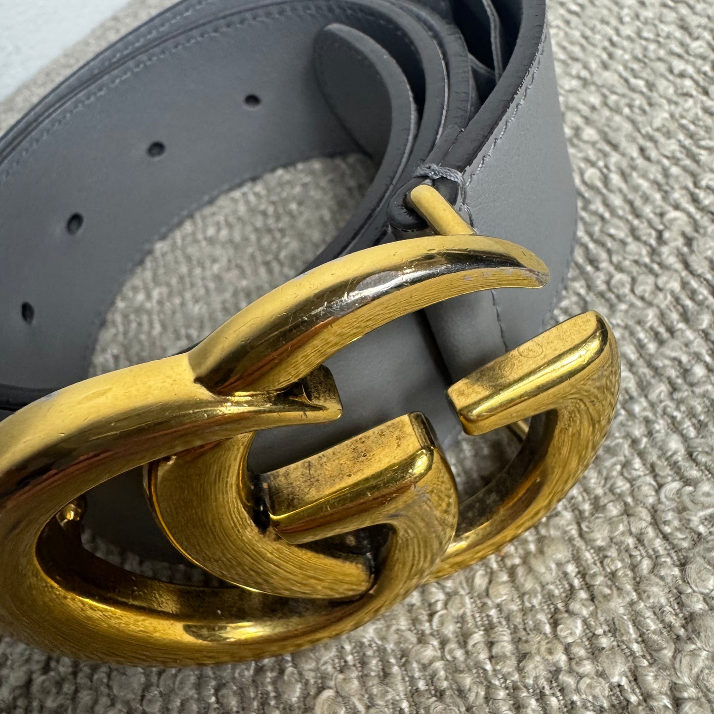 Gucci GG Marmont Gürtel Grau mit goldener GG-Schnalle