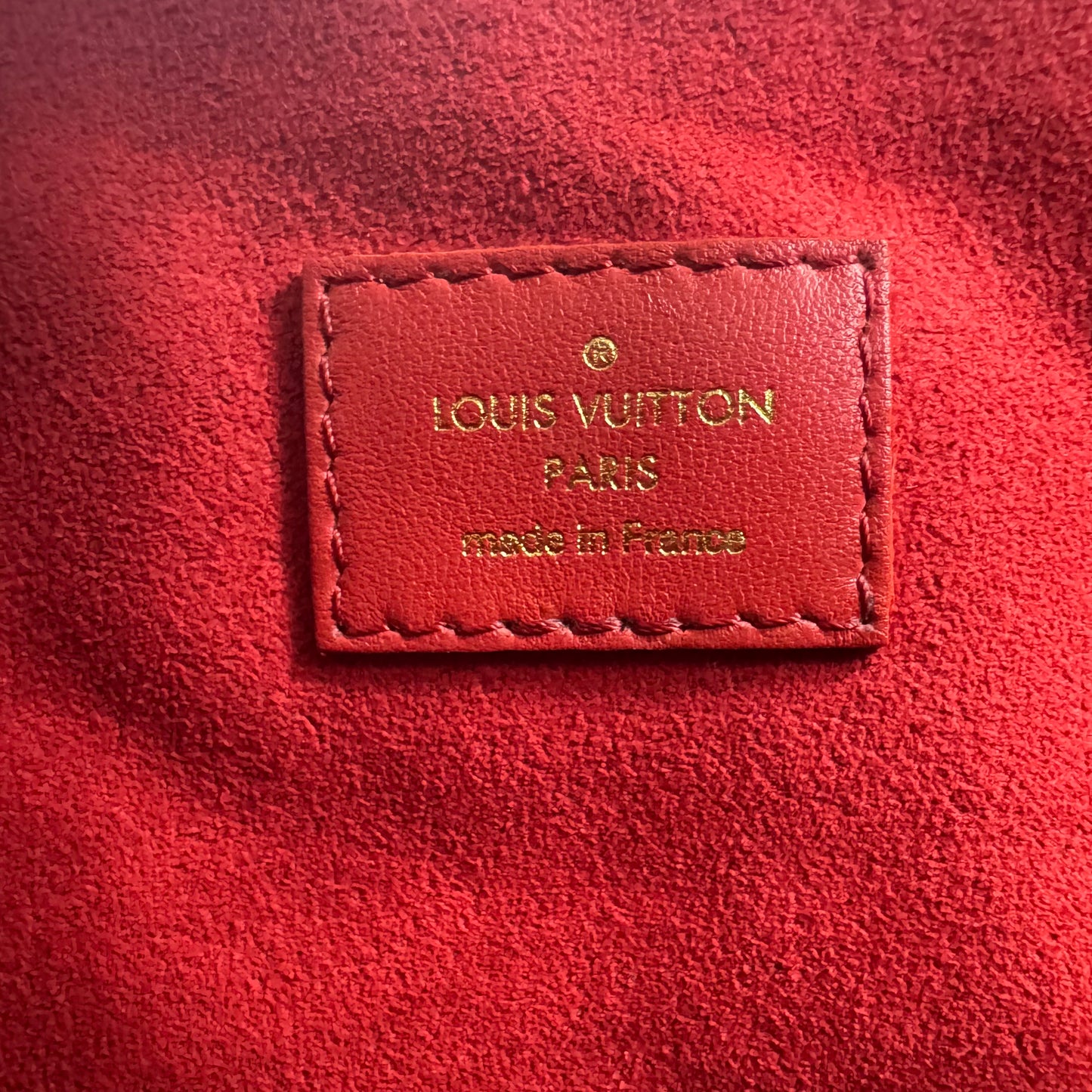 Louis Vuitton Coussin MM Vernis Schwarz / Rot mit weißem Kettenriemen