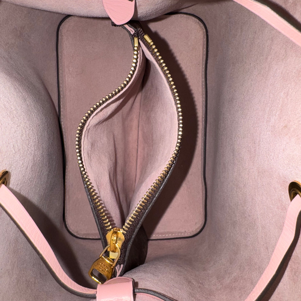 Louis Vuitton NéoNoé MM – Monogram Canvas / Rosa
