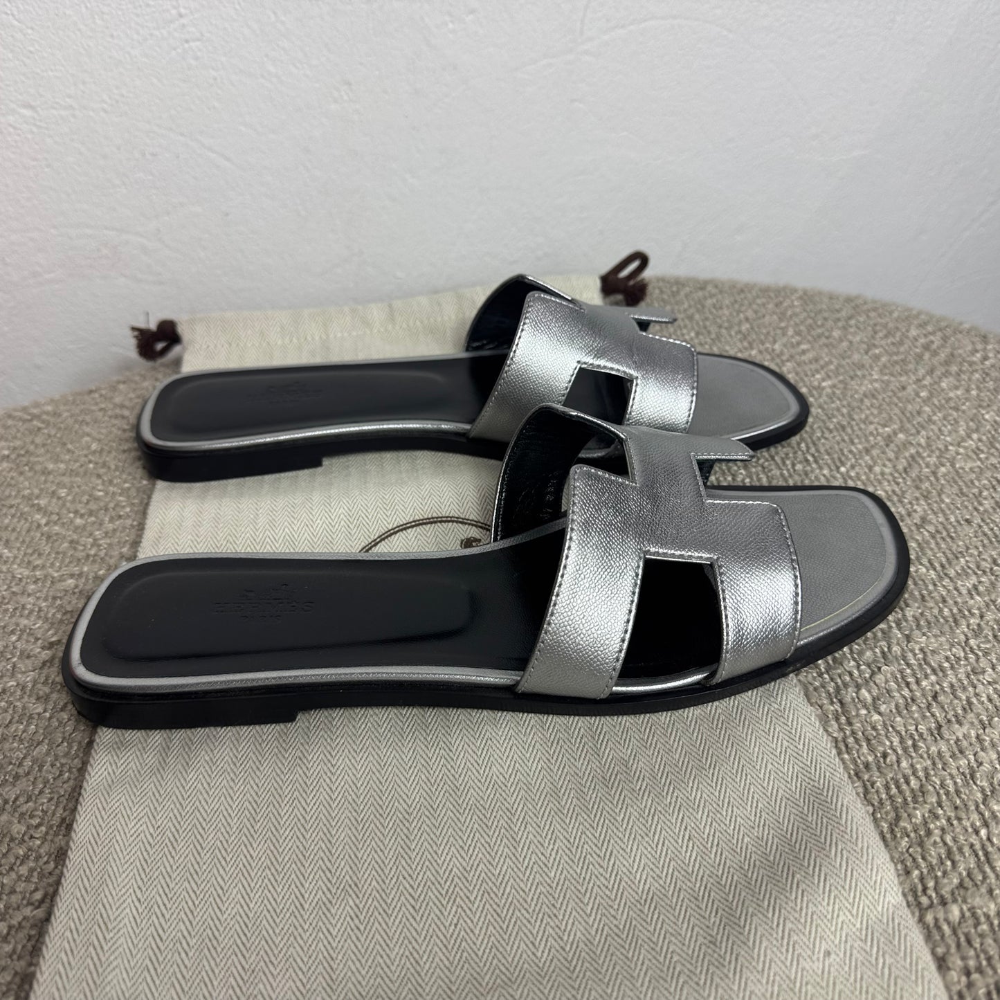 Hermès Oran Sandalen Metallic-Silber Leder Gr. 40