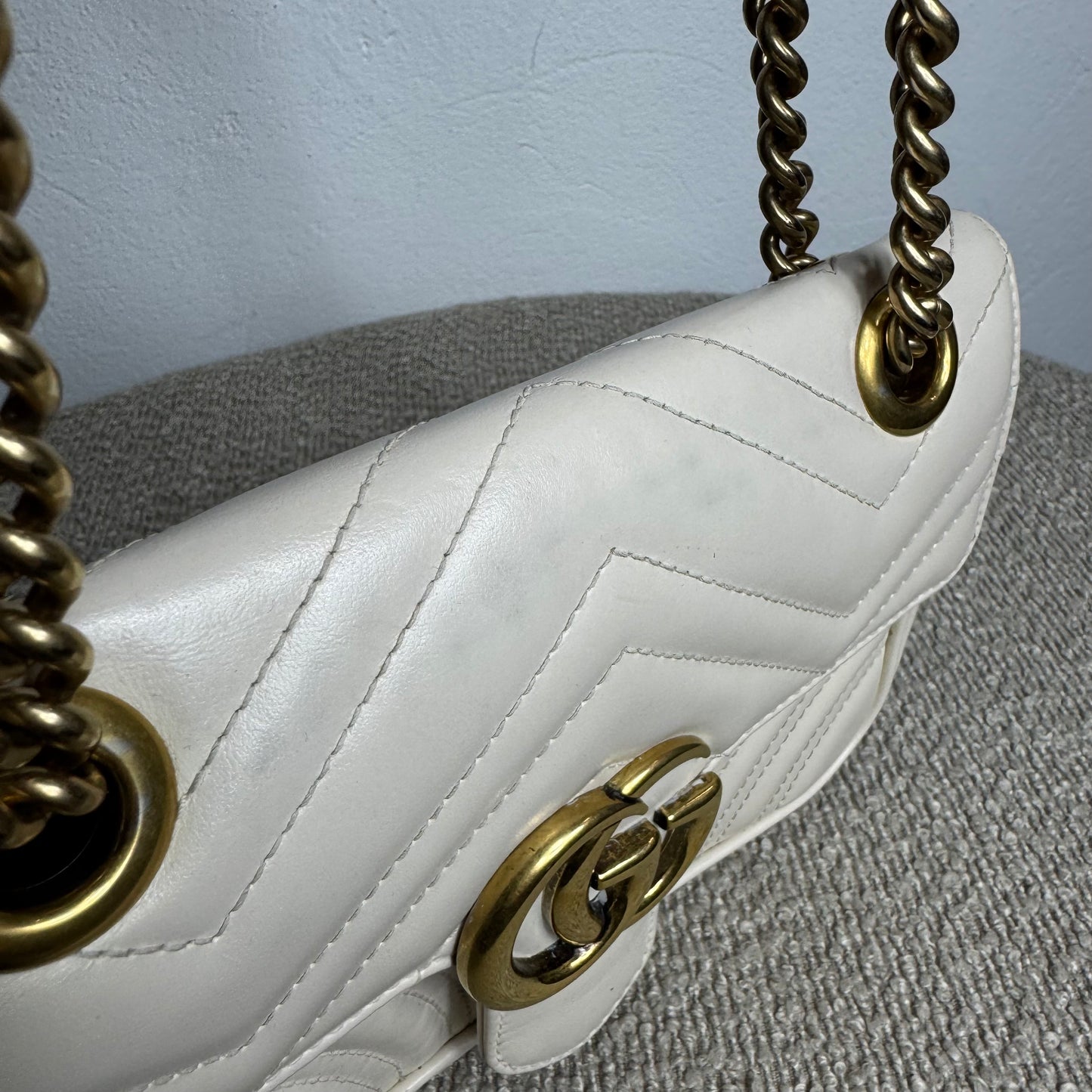 Gucci GG Marmont Kleine Schultertasche – Weiß