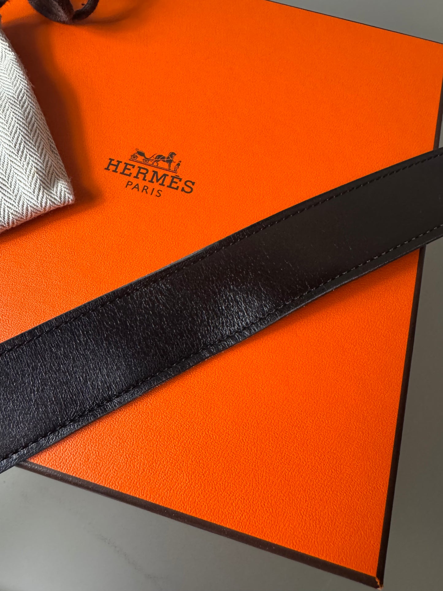 Hermès Wendegürtel – Dunkelbraun/Schwarz mit silberfarbener H-Schnalle
