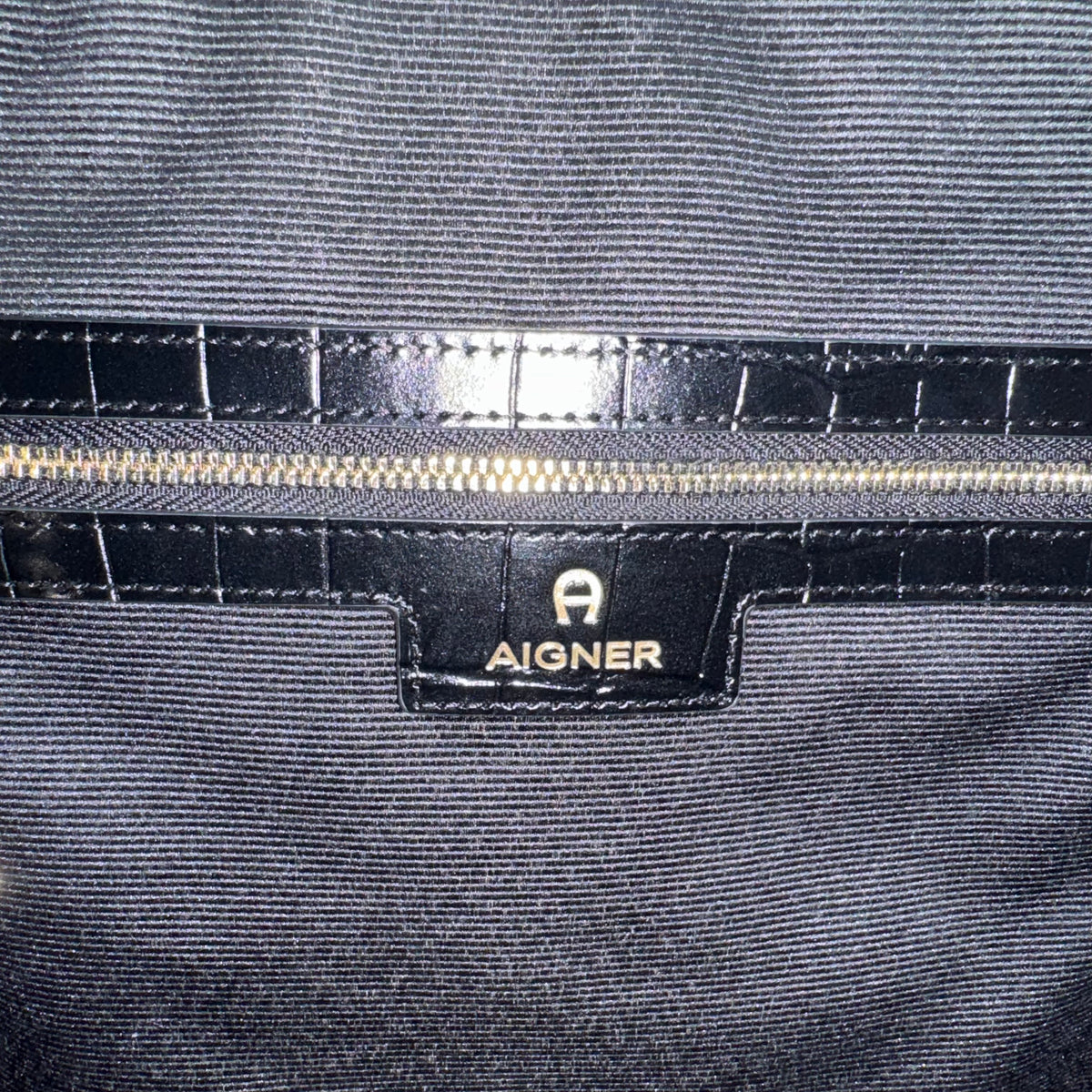 Aigner Beuteltasche – Schwarzes Leder mit Kroko-Prägung