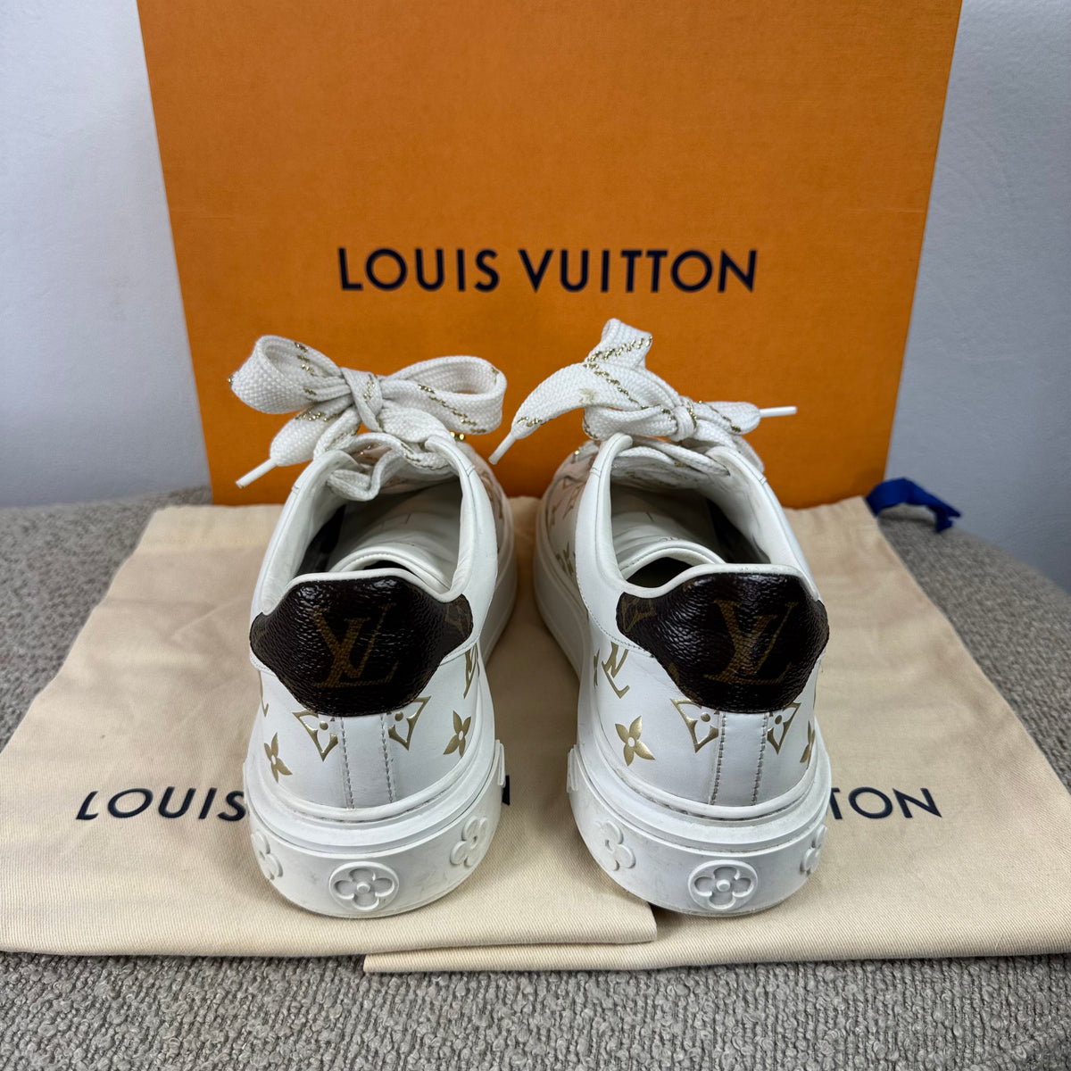 Louis Vuitton Time Out Sneaker – Weiß / Gold – Größe 37,5