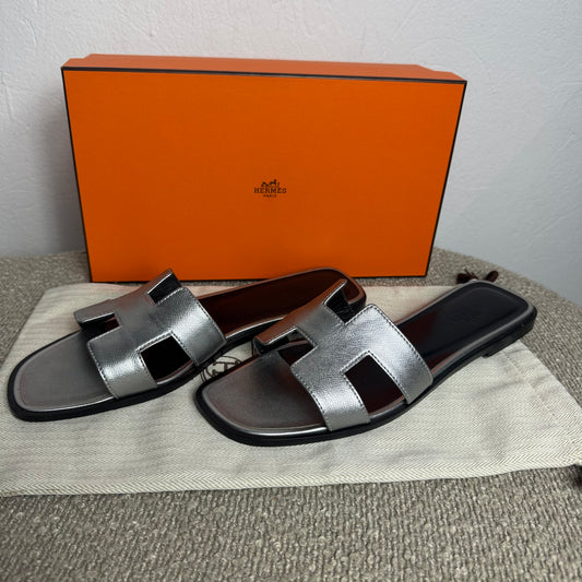 Hermès Oran Sandalen Metallic-Silber Leder Gr. 40