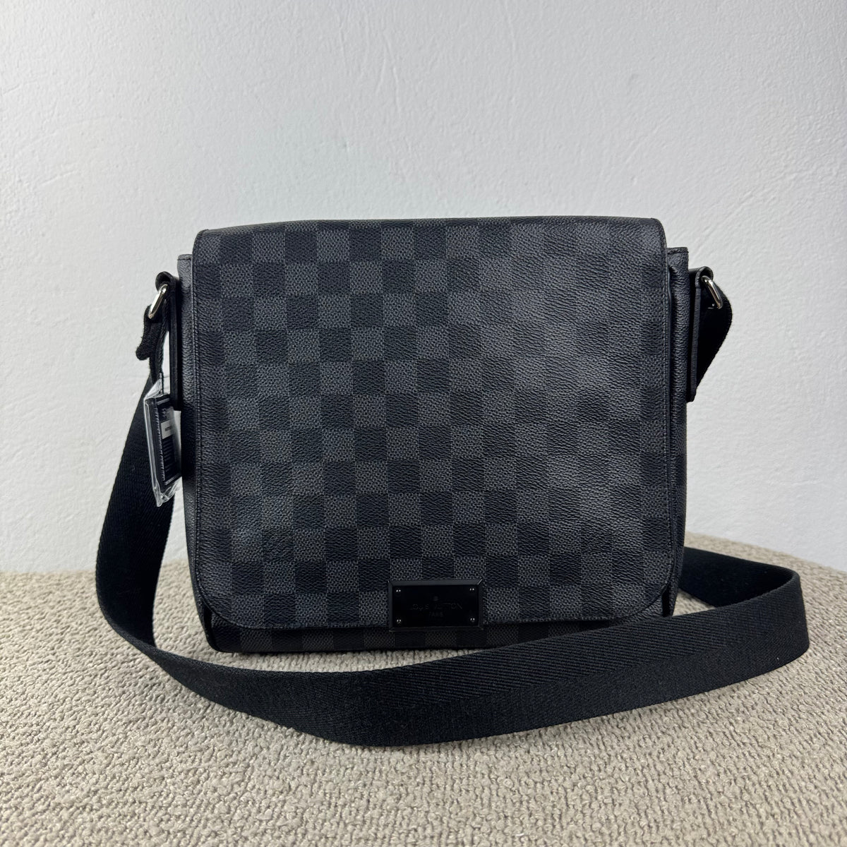 Louis Vuitton District PM Messenger – Damier Graphite