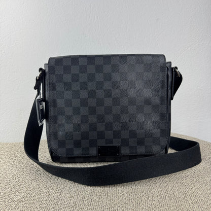 Louis Vuitton District PM Messenger – Damier Graphite