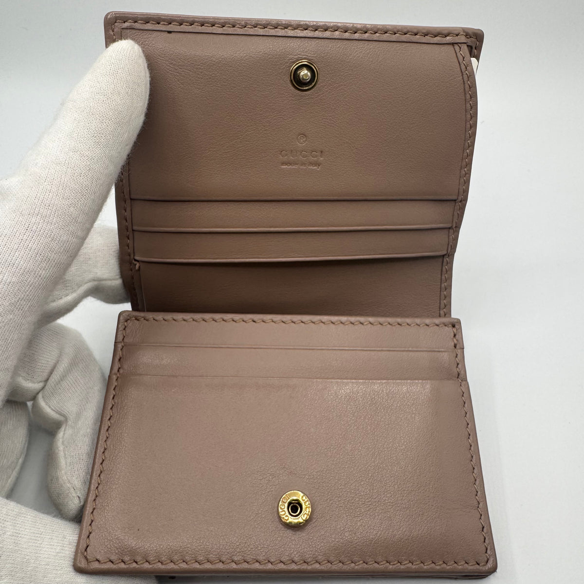 Gucci GG Marmont Kompakt-Geldbörse – Matelassé Leder Taupe