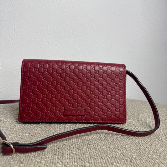 Gucci Microguccissima Geldbörse mit Riemen – Rot