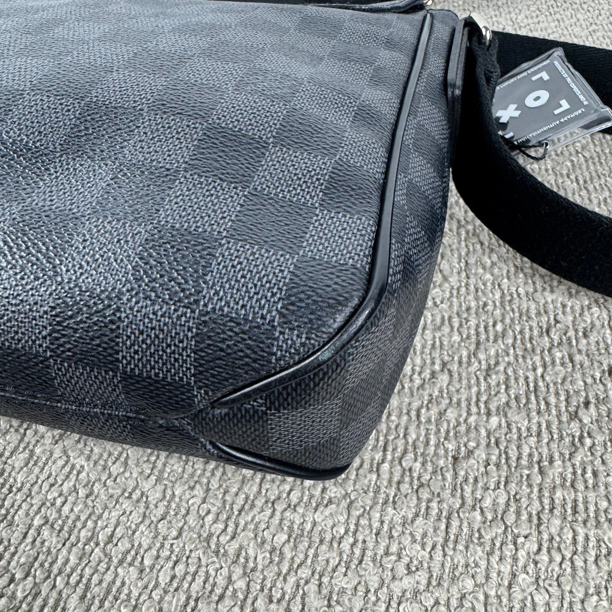 Louis Vuitton District PM Messenger – Damier Graphite