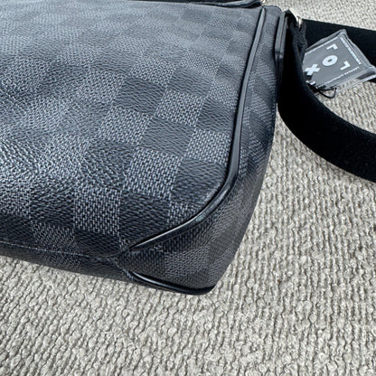 Louis Vuitton District PM Messenger – Damier Graphite