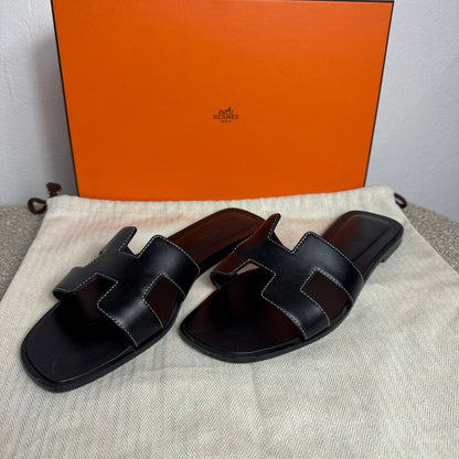 Hermès Oran Sandalen, schwarzes Kalbsleder Gr. 39,5