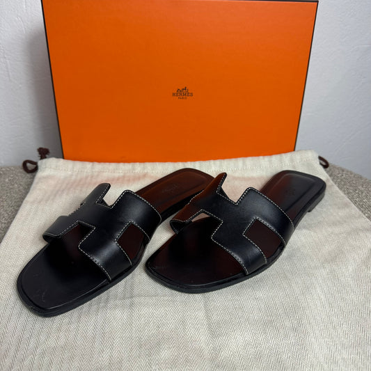 Hermès Oran Sandalen, schwarzes Kalbsleder Gr. 39,5