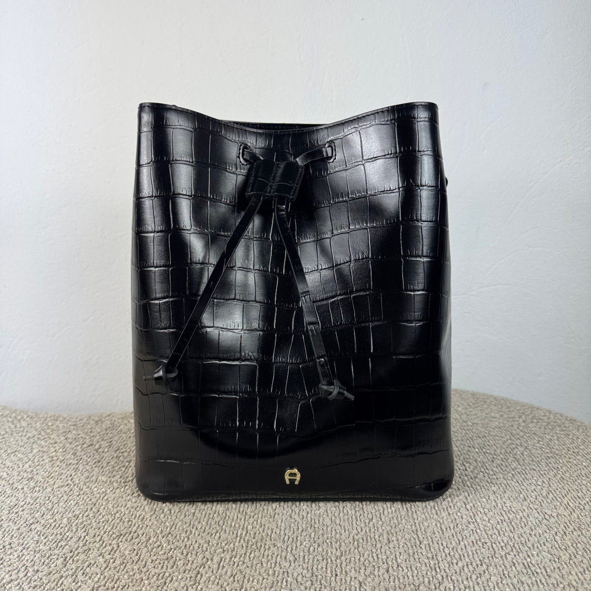 Aigner Beuteltasche – Schwarzes Leder mit Kroko-Prägung