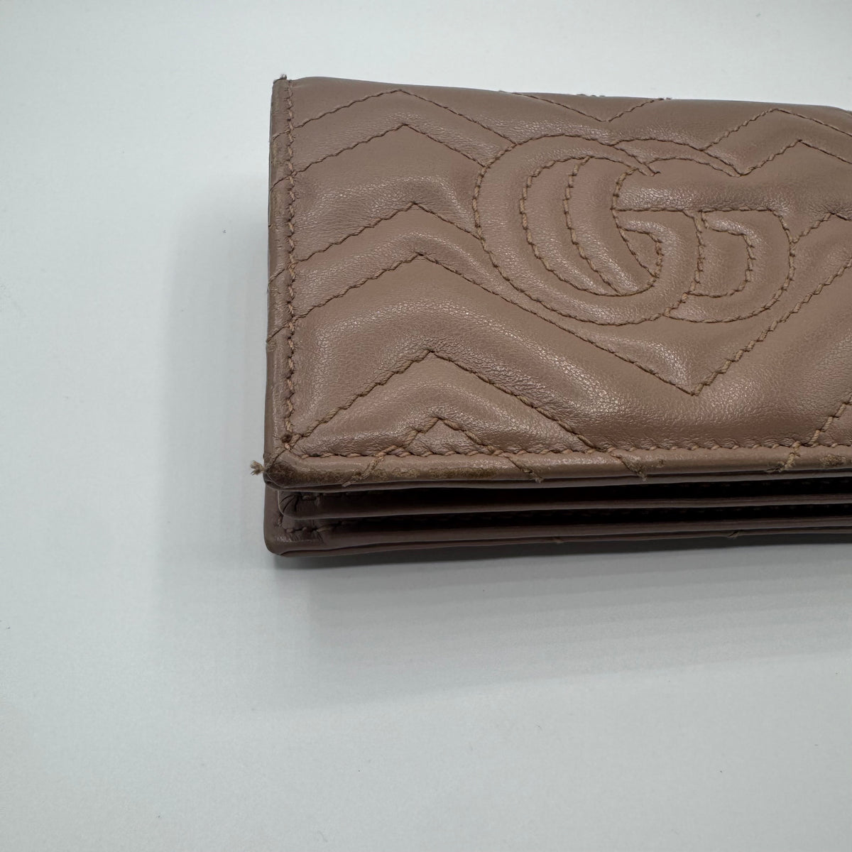 Gucci GG Marmont Kompakt-Geldbörse – Matelassé Leder Taupe