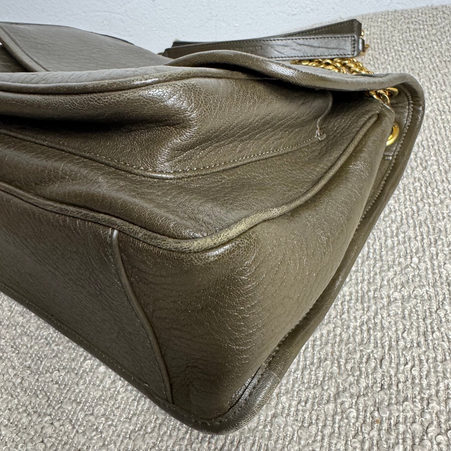 Yves Saint Laurent NIKI Medium aus genarbtem Lammleder