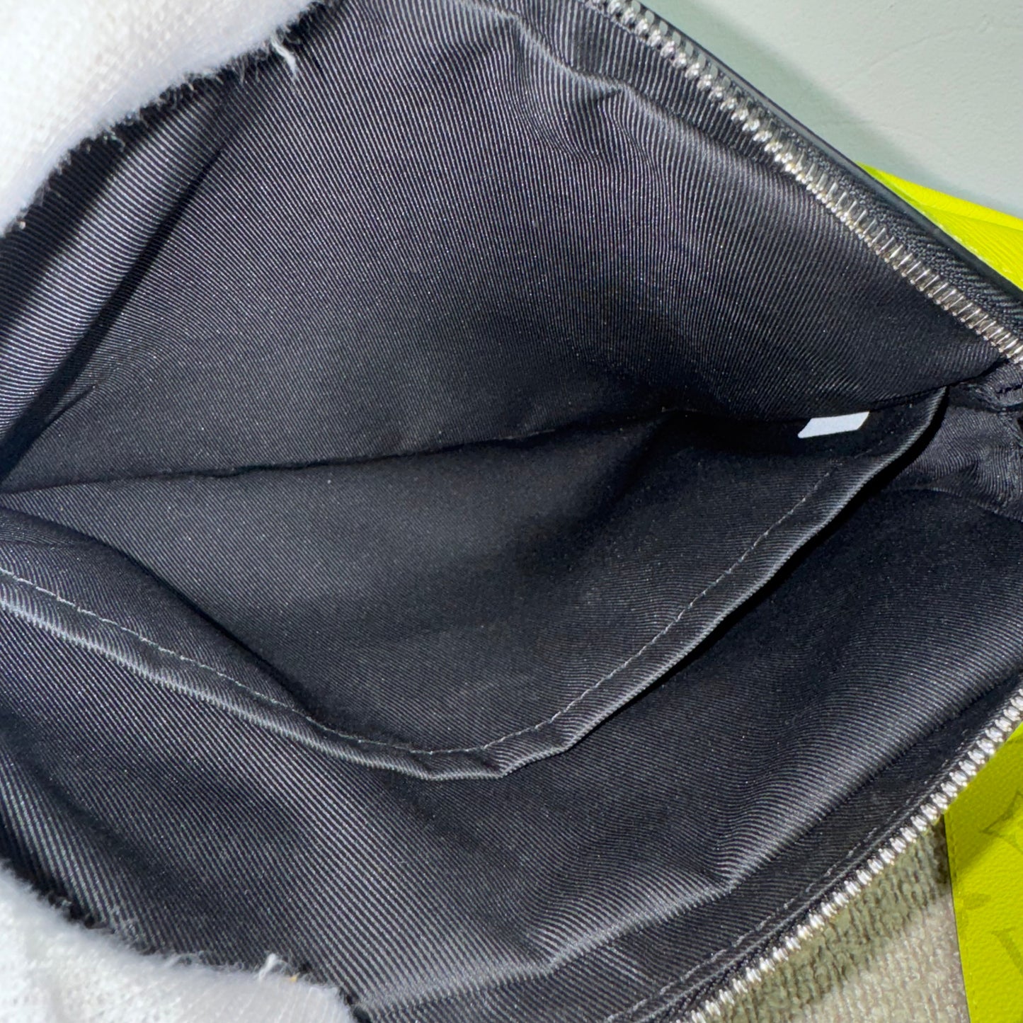 Louis Vuitton Outdoor Messenger Bag – Taïgarama Neon Gelb