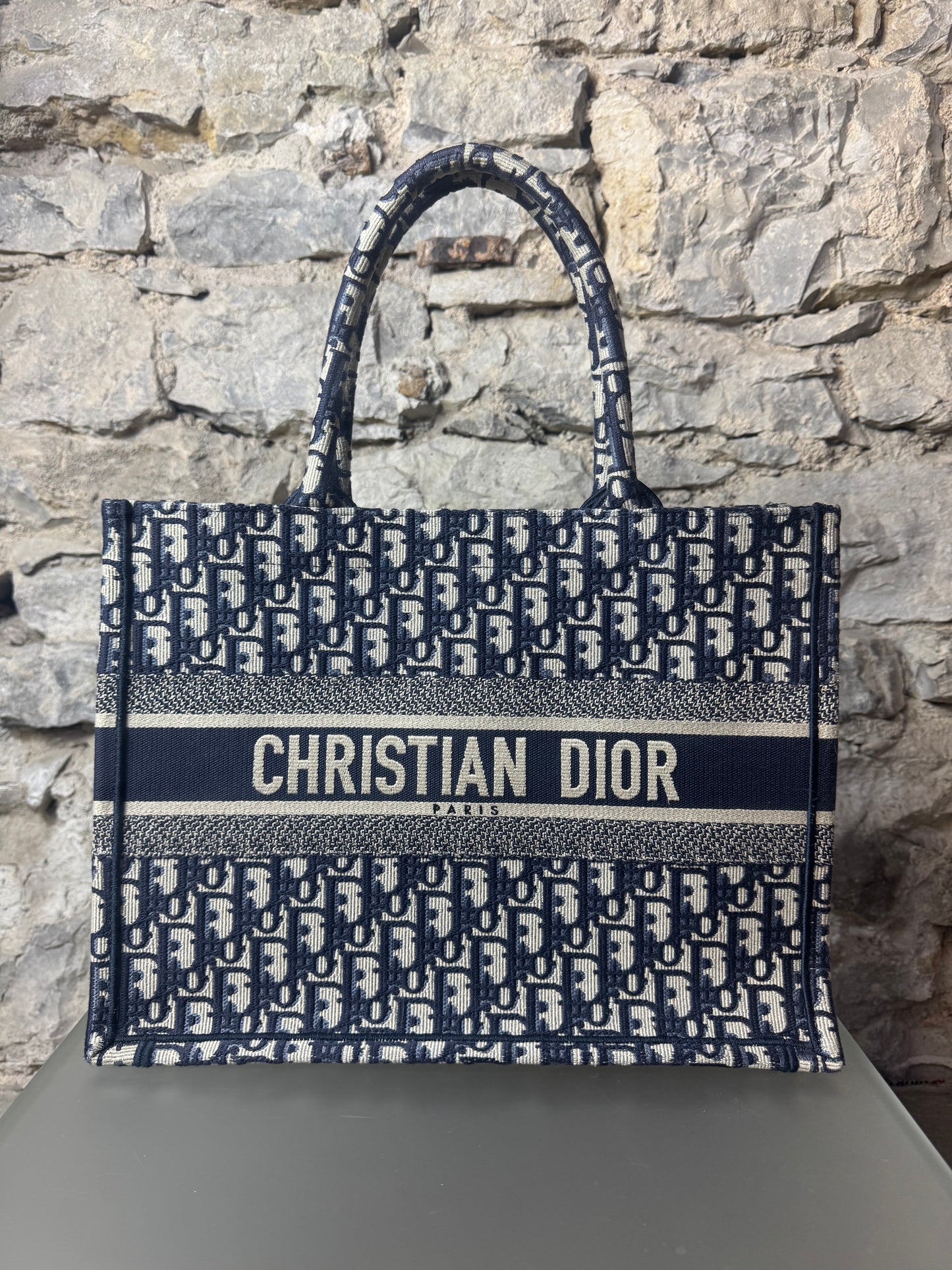 Dior Book Tote Medium – Dior Oblique Stickerei in Écru & Blau