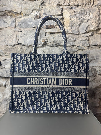Dior Book Tote Medium – Dior Oblique Stickerei in Écru & Blau