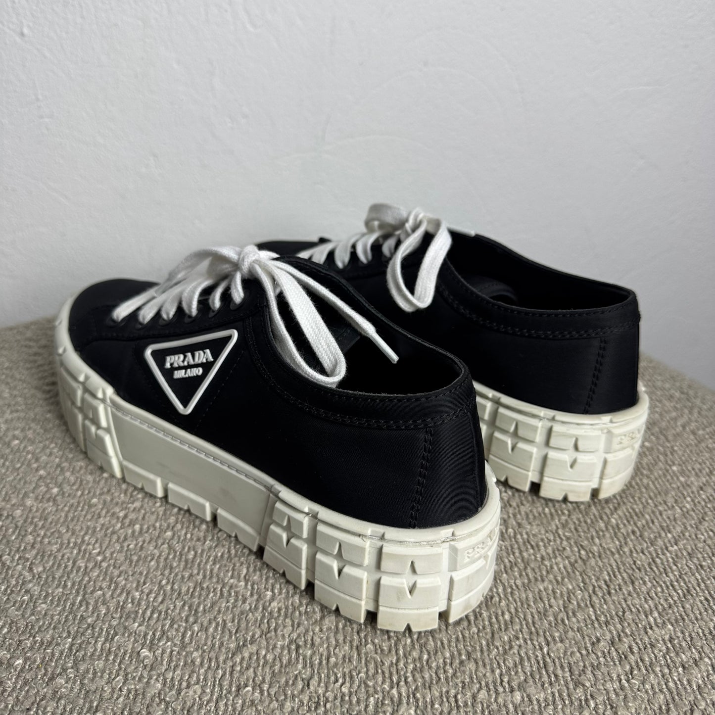 Baskets basses Prada « Double Wheel » en gabardine Re-Nylon noir blanc T. 38,5