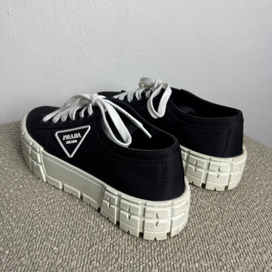 Prada „Double Wheel“ Re-Nylon Gabardine Low-Top Sneaker schwarz weiß Gr. 38,5