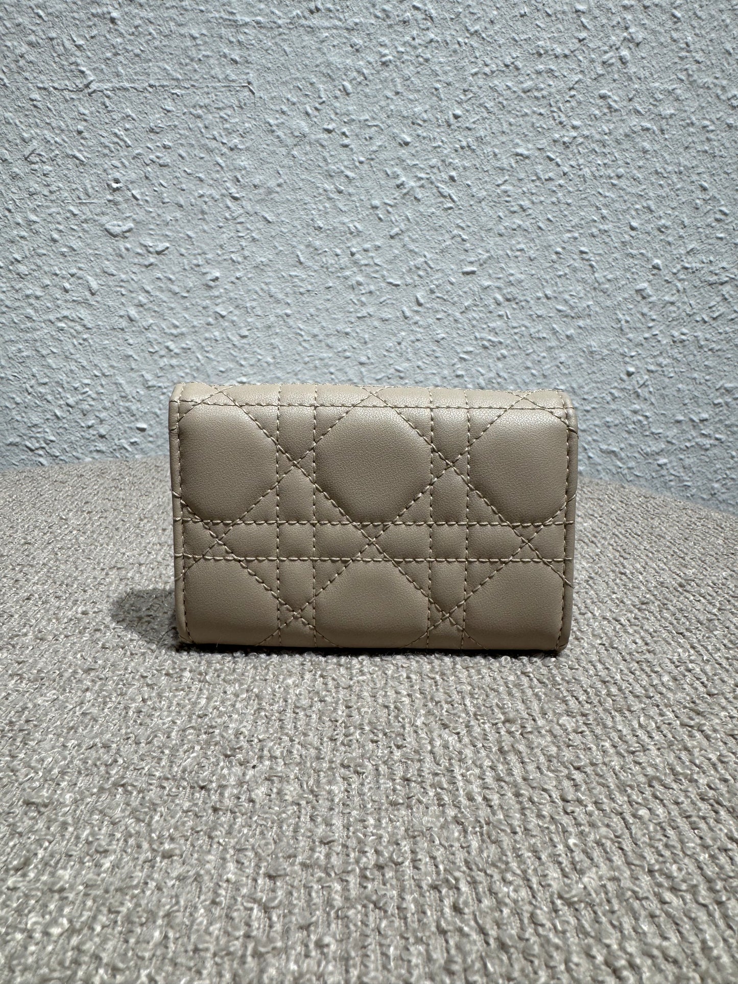 Christian Dior Lady Dior Lotus Geldbörse – Beige