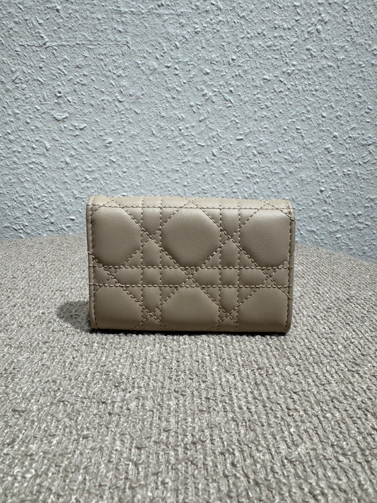 Christian Dior Lady Dior Lotus Geldbörse – Beige