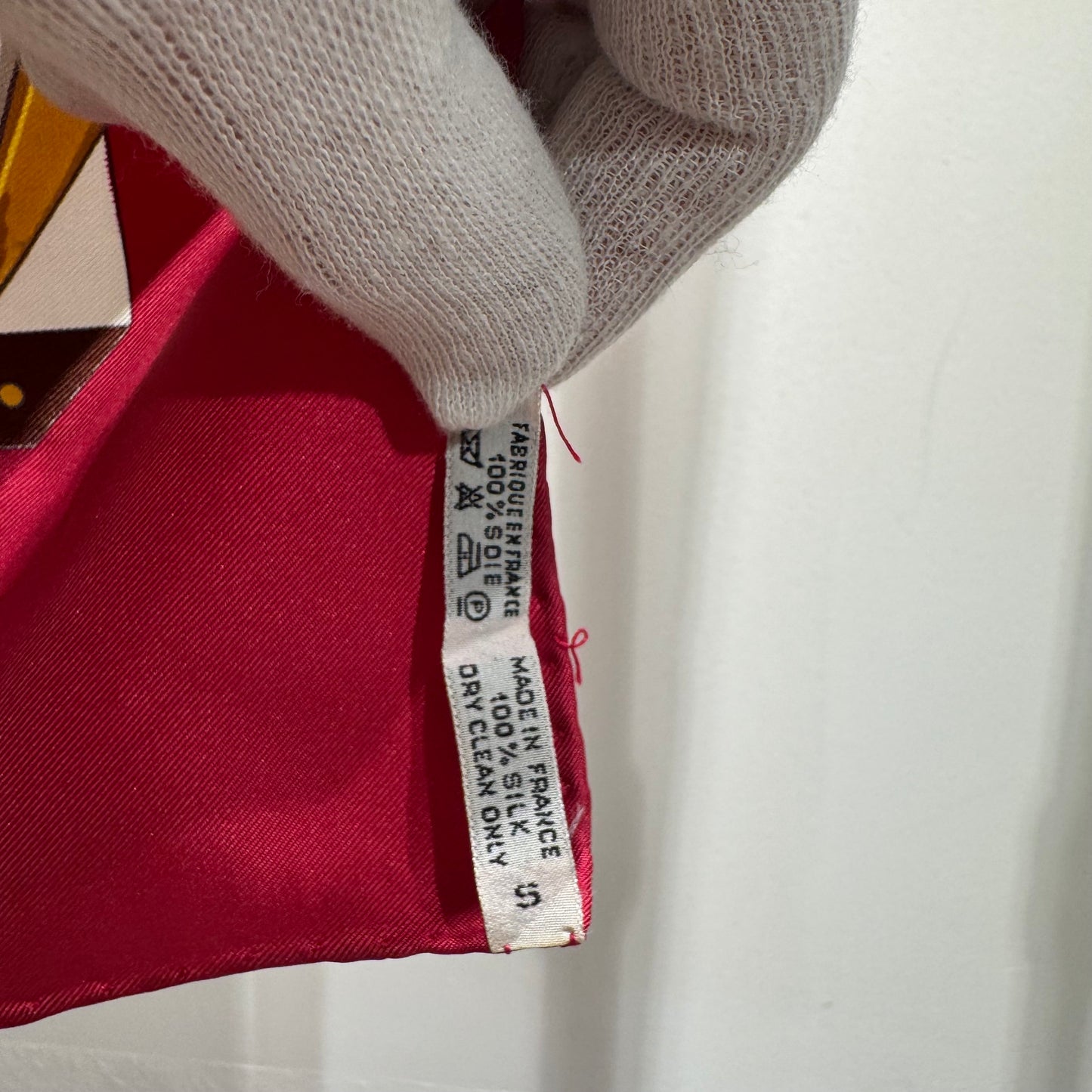 Hermès Silk Scarf "Mémoire d'Hermès" – Vintage Carré 90 – Red/White/Gold