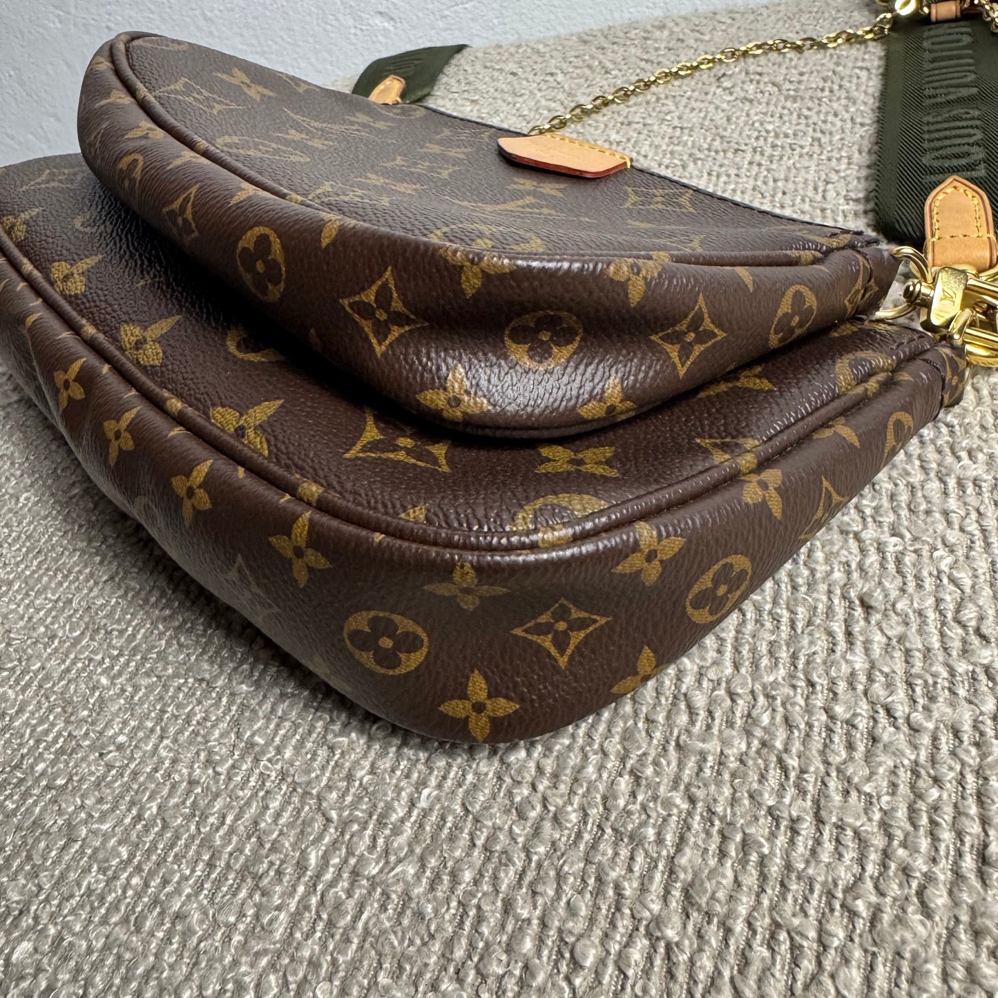 Louis Vuitton Multi Pochette Accessoires Monogram – Grüner Trageriemen