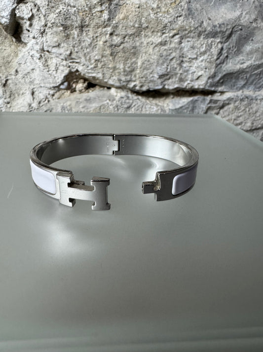 Hermès Clic H Armreif – Silber & Weiß