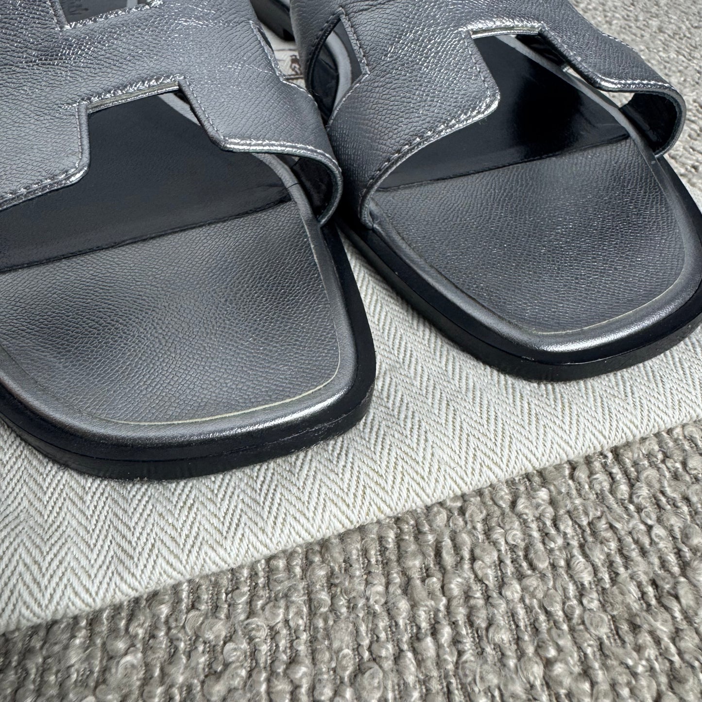 Hermès Oran Sandalen Metallic-Silber Leder Gr. 40