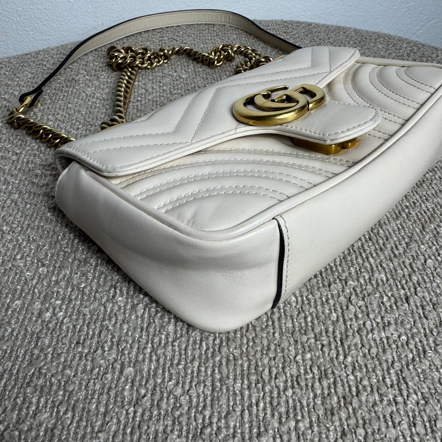 Gucci GG Marmont Kleine Schultertasche – Weiß