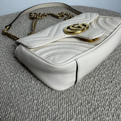 Gucci GG Marmont Kleine Schultertasche – Weiß