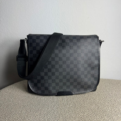 Louis Vuitton Daniel MM Messenger Bag – Damier Graphite