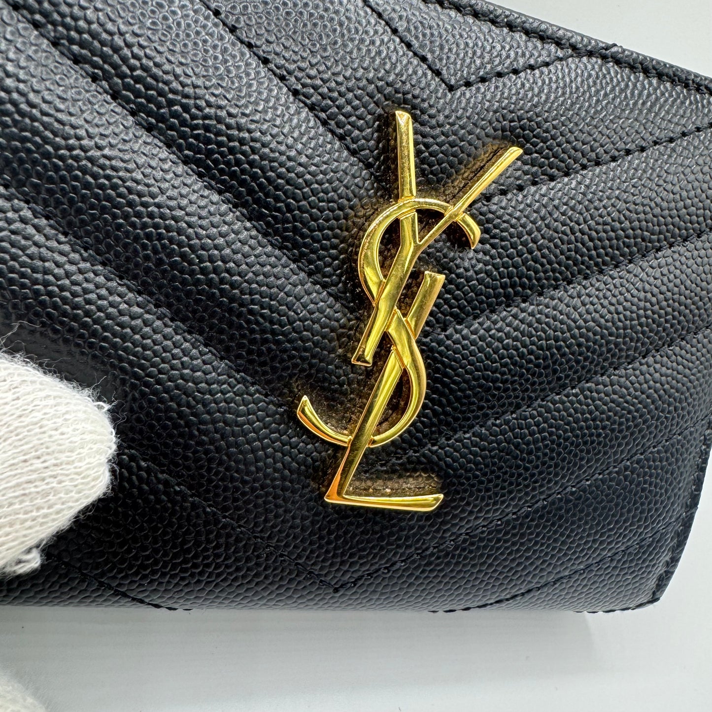 Saint Laurent Cassandre Matelassé – Kompaktes Portemonnaie mit umlaufendem Reißverschluss