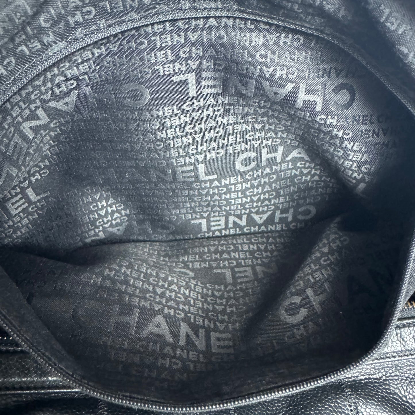 Chanel Chocolate Bar Caviar Embossed Logo Bowling Bag Schwarz