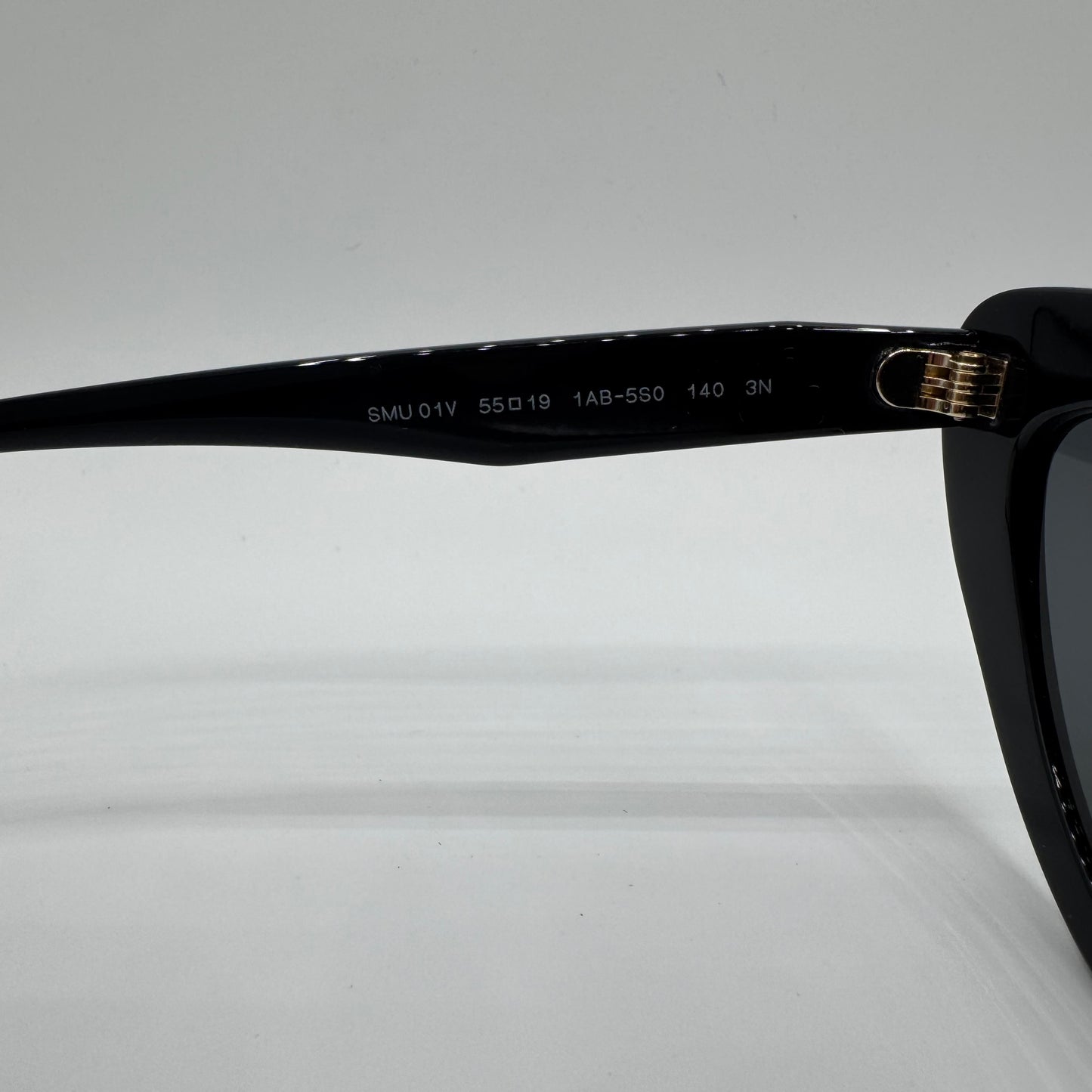 Miu Miu Cat Eye Sonnenbrille – Schwarz SMU 01V