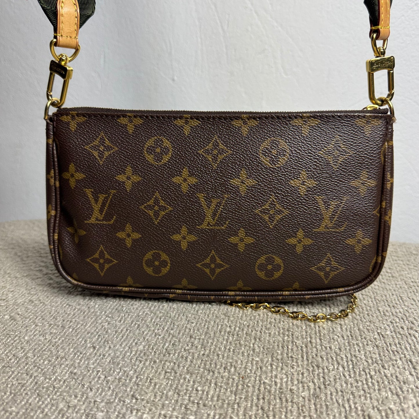 Louis Vuitton Multi Pochette Accessoires Monogram – Grüner Trageriemen