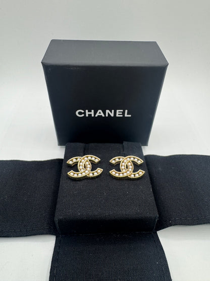 CHANEL CC Ohrringe Goldton mit Perlen Logo Ohrstecker