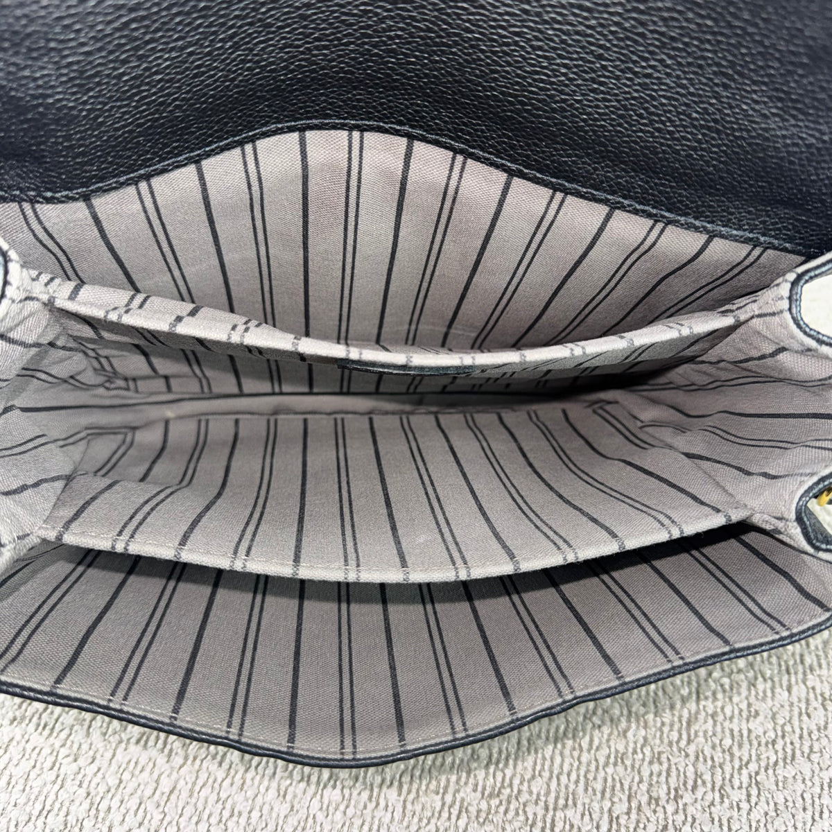 Louis Vuitton Pochette Métis – Monogram Empreinte Leder Schwarz
