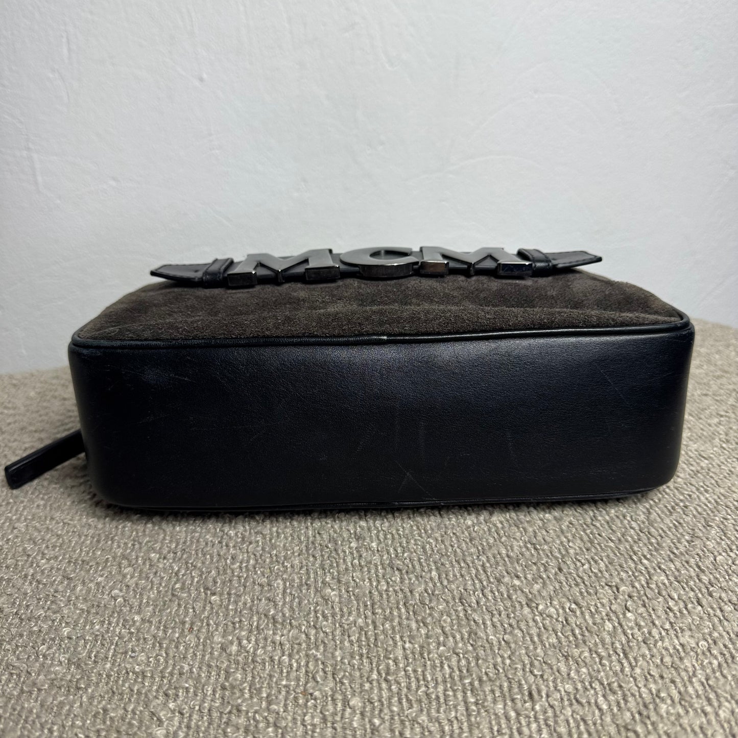 MCM München Logo Wildleder Crossbody Bag Schwarz