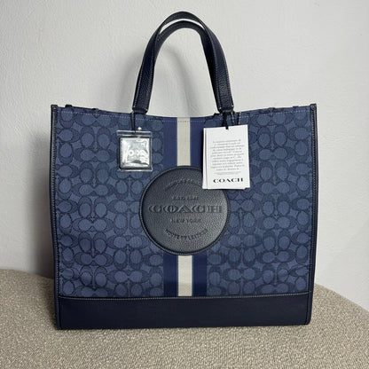 Coach Dempsey Tote 40 in Signature Jacquard – Neu
