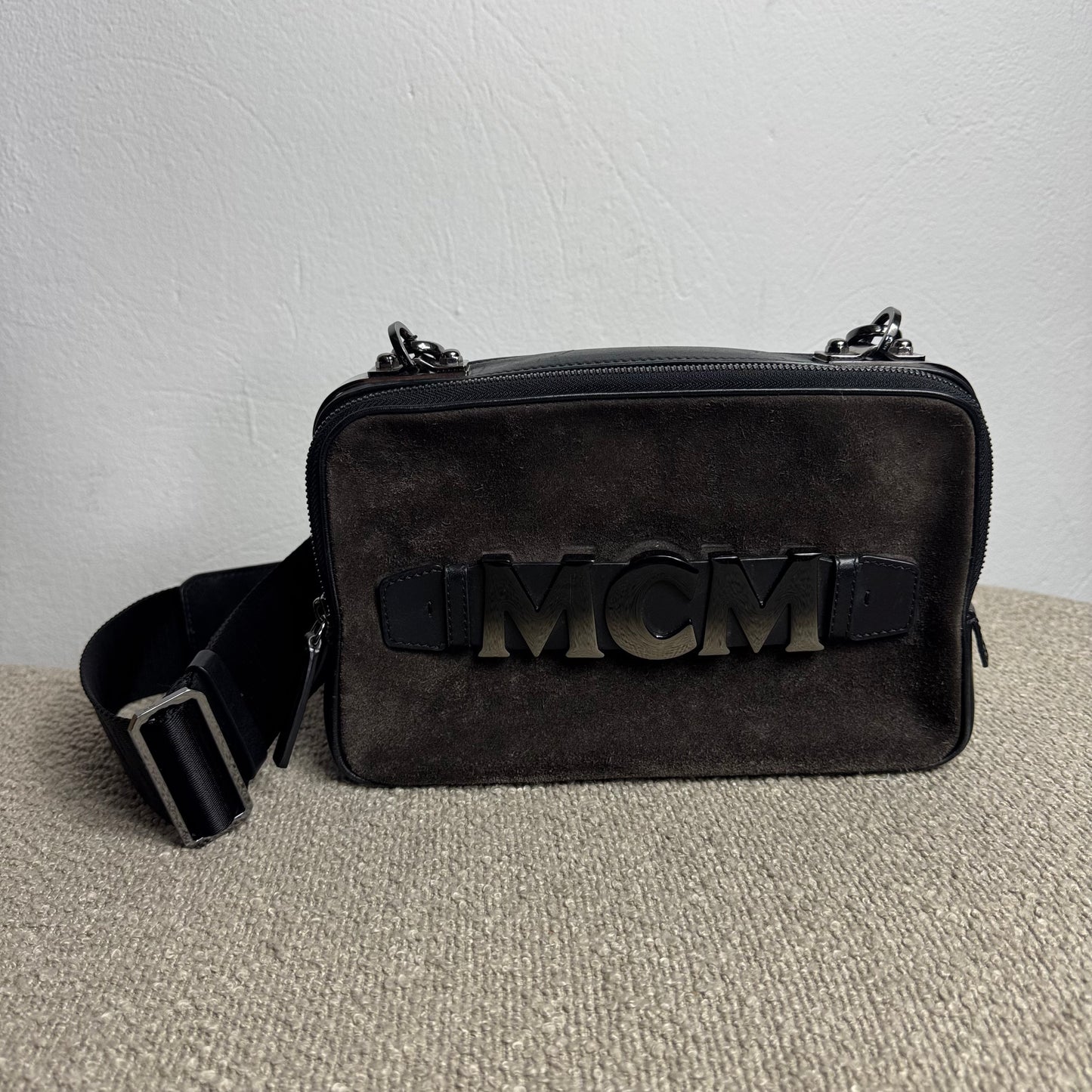 MCM München Logo Wildleder Crossbody Bag Schwarz
