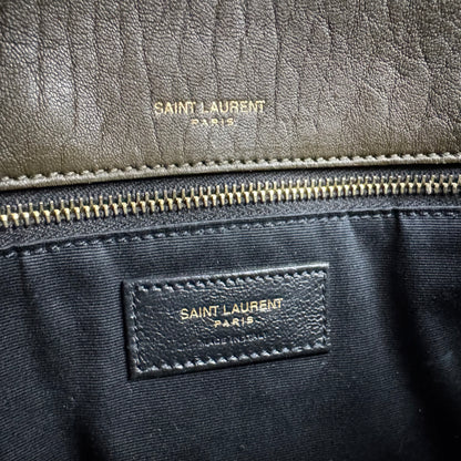 Yves Saint Laurent NIKI Medium aus genarbtem Lammleder