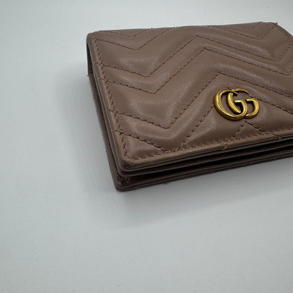 Gucci GG Marmont Kompakt-Geldbörse – Matelassé Leder Taupe
