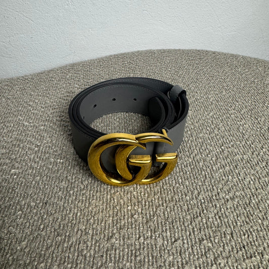 Gucci GG Marmont Gürtel Grau mit goldener GG-Schnalle
