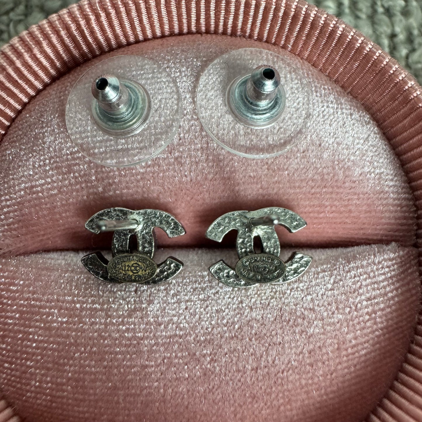 Chanel CC Logo Ohrstecker mit Kristallbesatz